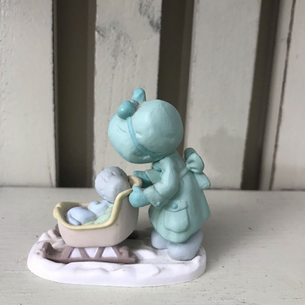 1989 Precious Moments Calendar Girls January Figurine Doll Miniature Figurine Re - Picture 4 of 12